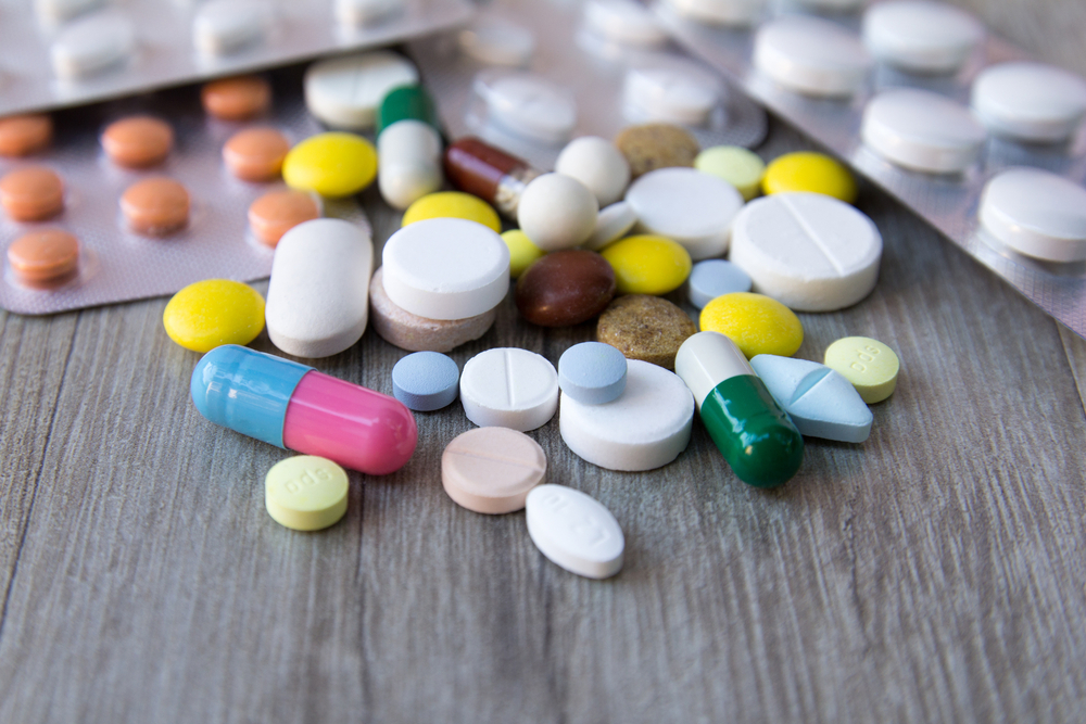 Wechselwirkungen von CBD mit Arzneimitteln: Mechanismen, Risiken und Vorsichtsmaßnahmen