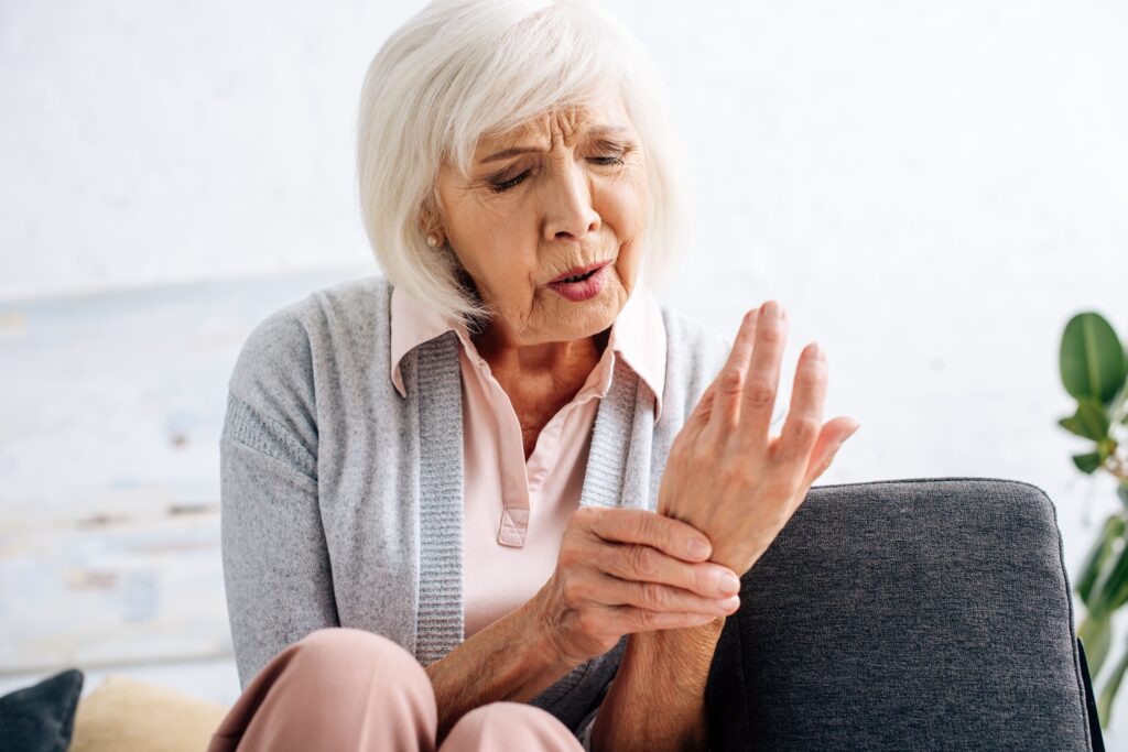 CBD per dolori articolari - signora anziana che soffre di artrite